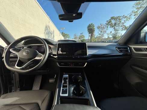 Used 2025 Volkswagen Atlas Cross Sport SE image 33