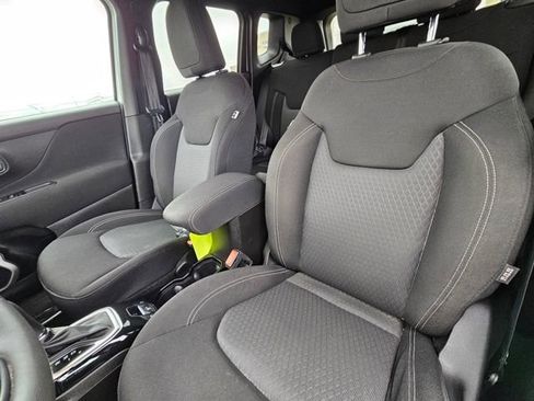 Used 2021 Jeep Renegade Latitude w/ Luxury Group II image 19