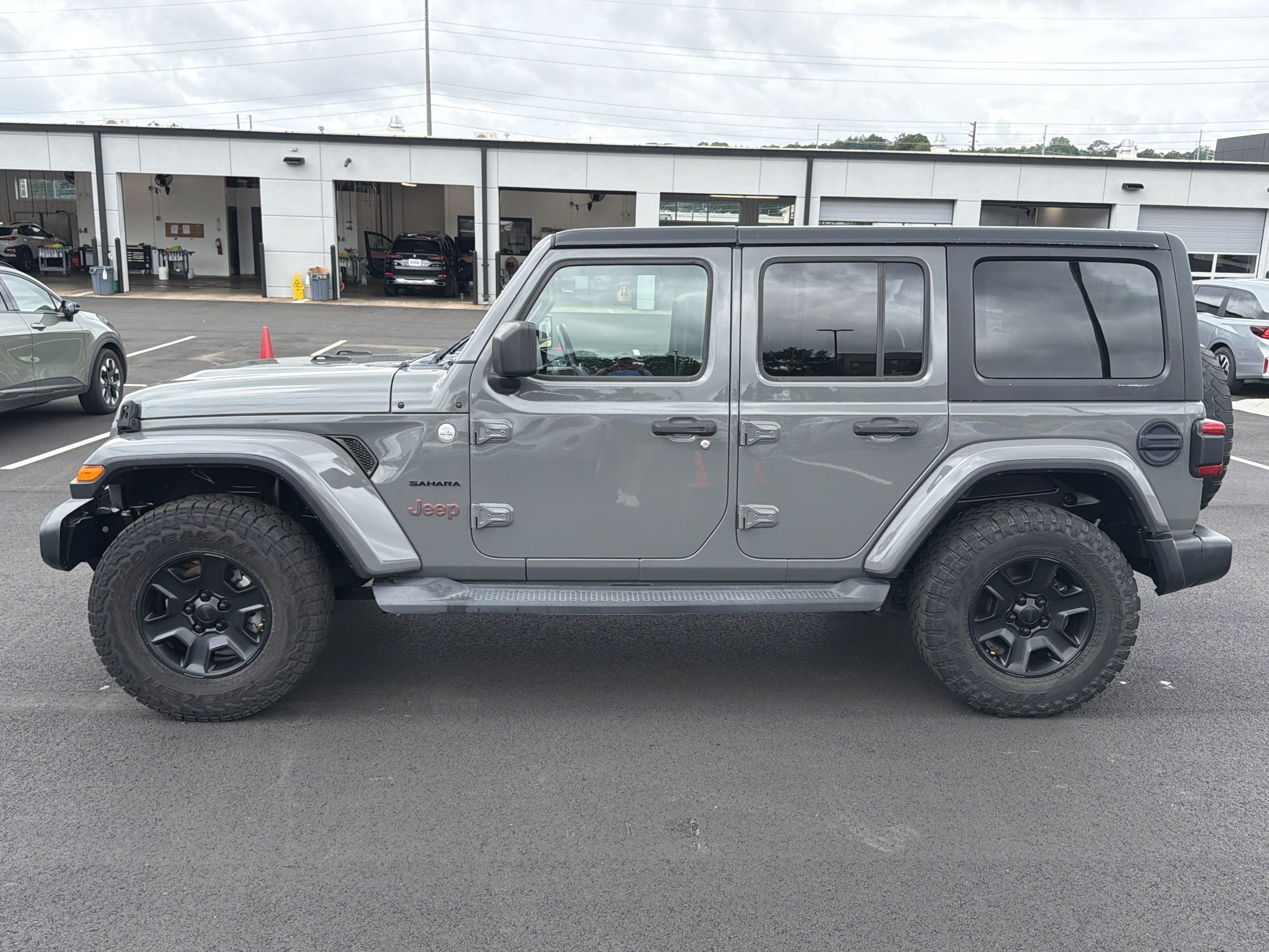 Used 2018 Jeep Wrangler Unlimited Sahara AWD/4WD image 4