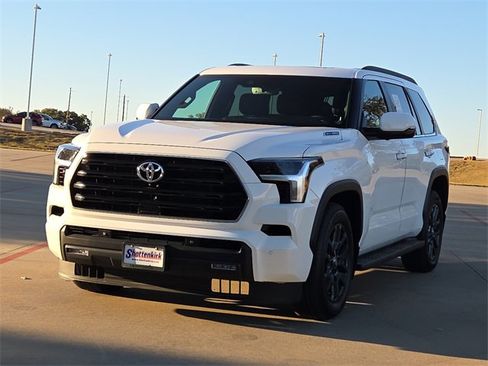 Used 2025 Toyota Sequoia SR5 image 3