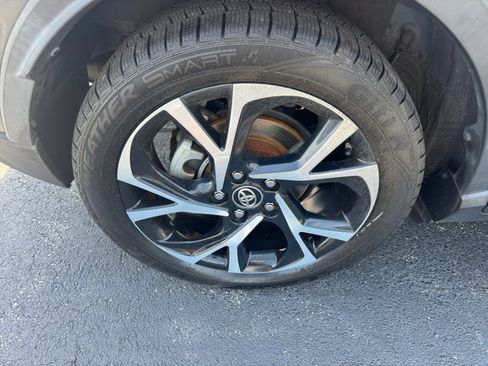 Used 2018 Toyota C-HR XLE FWD image 27