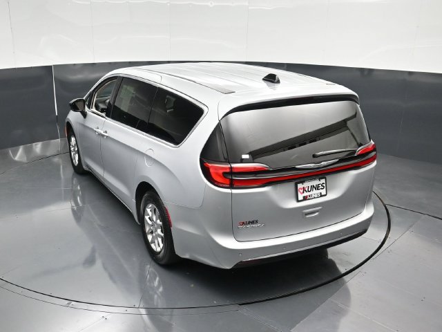 Used 2024 Chrysler Pacifica Touring-L FWD image 45