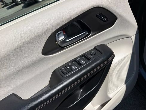 Used 2020 Chrysler Pacifica Touring-L FWD image 12