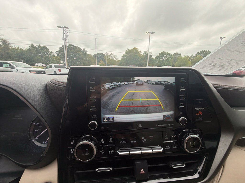 Used 2020 Toyota Highlander Limited AWD/4WD image 25
