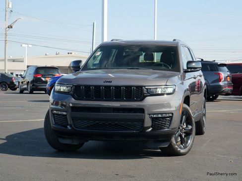 Used 2024 Jeep Grand Cherokee L Limited w/ Black Appearance Package AWD/4WD image 8