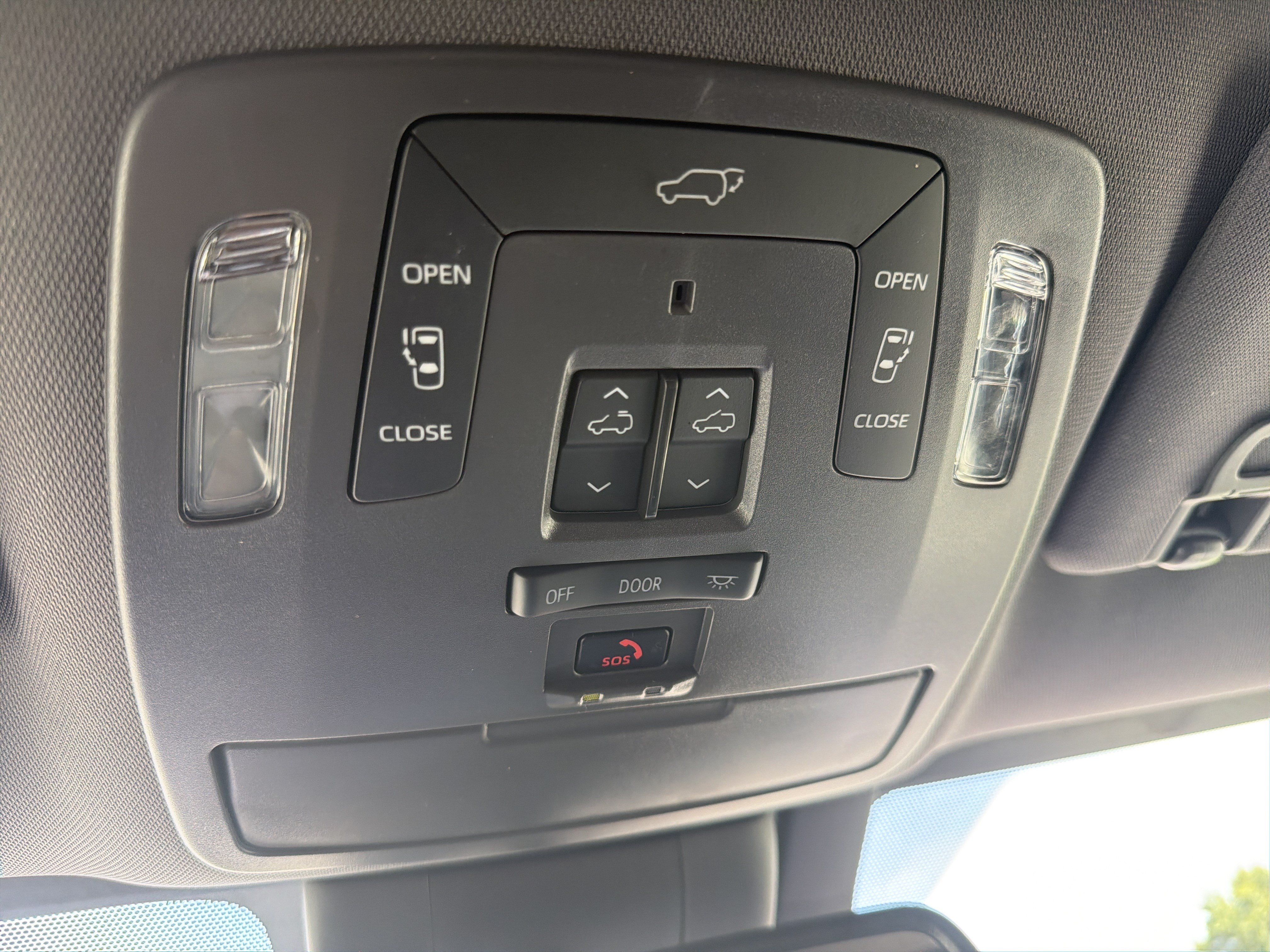 Certified 2024 Toyota Sienna Platinum FWD image 5