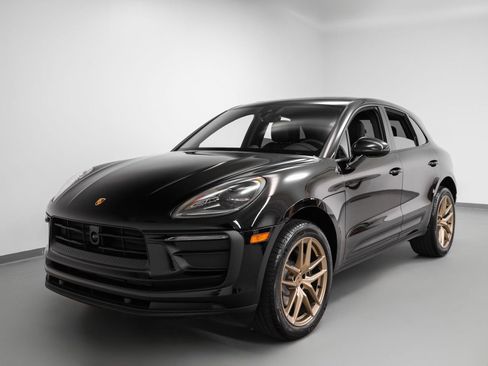 Certified 2025 Porsche Macan image 6