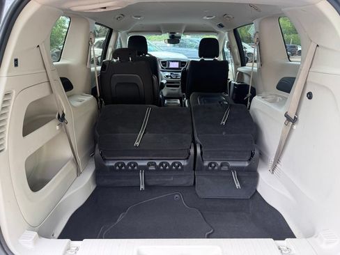 Used 2023 Chrysler Voyager LX FWD image 7
