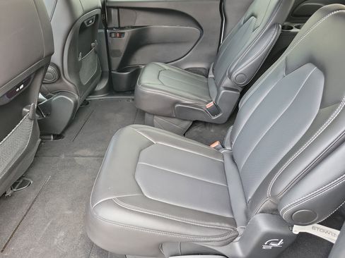 Used 2026 Chrysler Pacifica Select image 6