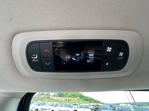 Used 2019 Chrysler Pacifica L FWD image 30