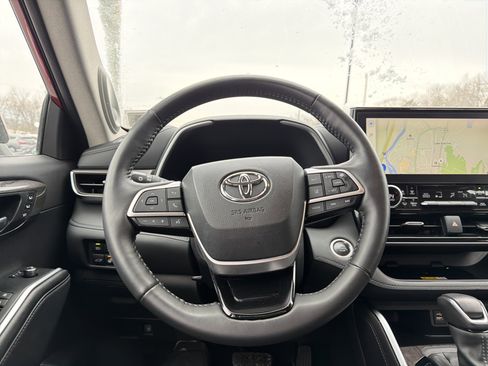 Used 2024 Toyota Highlander Limited image 14