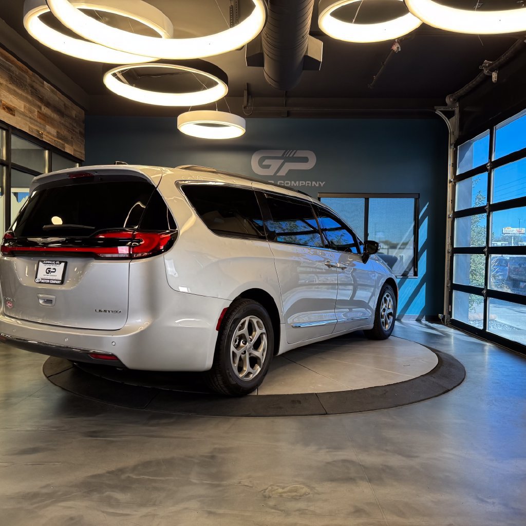 Used 2023 Chrysler Pacifica Limited FWD image 3