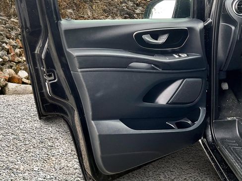 Used 2018 Mercedes-Benz Metris Passenger image 21