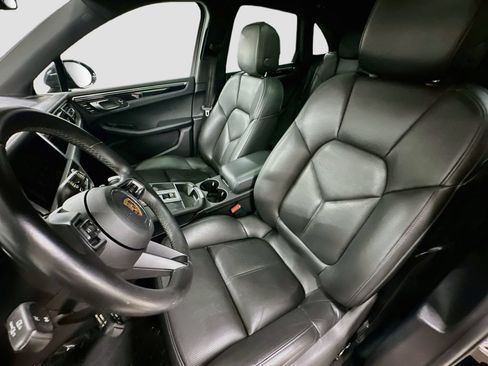 Used 2022 Porsche Macan AWD/4WD image 5