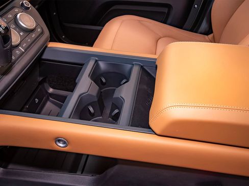 New 2026 Land Rover Defender 130 X-Dynamic SE image 31