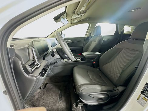 Used 2025 Kia Sportage LX FWD image 13