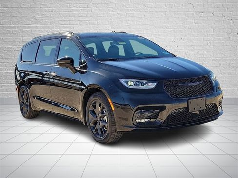 New 2026 Chrysler Pacifica Limited w/ Uconnect Theater Family Group image 6