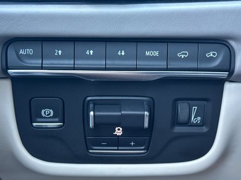 Certified 2025 Cadillac Escalade ESV Premium Luxury Platinum AWD/4WD image 41