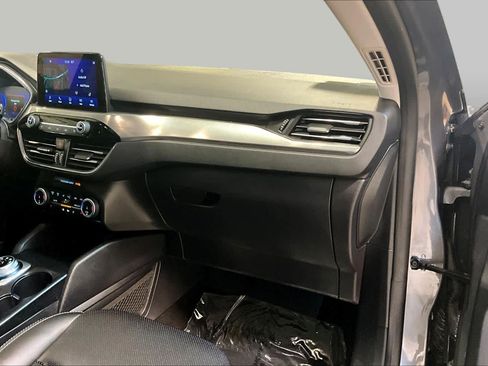 Used 2022 Ford Escape Titanium FWD image 18