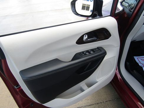 Used 2023 Chrysler Pacifica Limited image 24