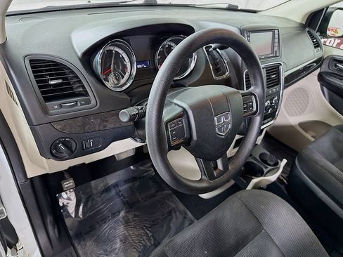 Used 2019 Dodge Grand Caravan SE w/ UConnect Hands-Free Group FWD image 18