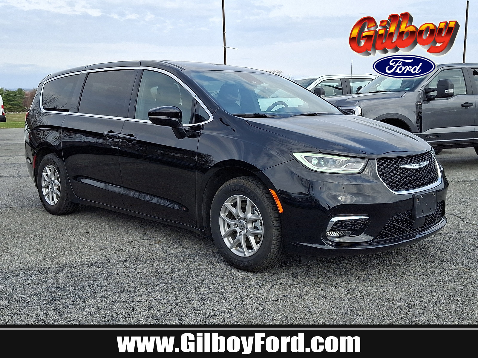 Used 2025 Chrysler Pacifica Select FWD image 1