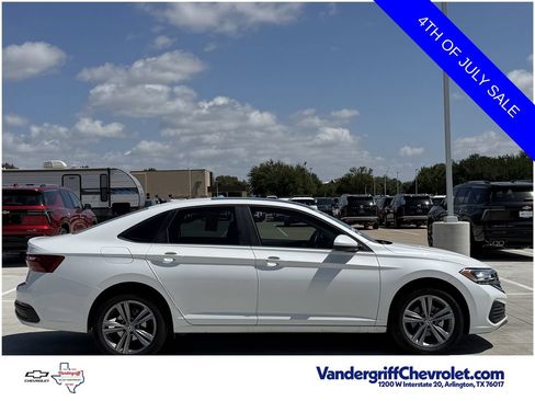 Used 2024 Volkswagen Jetta SE FWD image 3