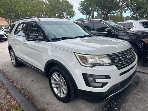Used 2017 Ford Explorer XLT image 2