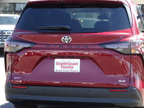 New 2026 Toyota Sienna XLE image 7