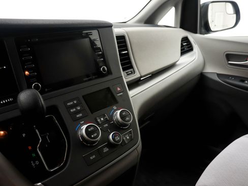 Used 2020 Toyota Sienna LE AWD/4WD image 14