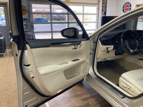 Used 2013 Lexus ES 350 w/ Luxury Pkg image 11