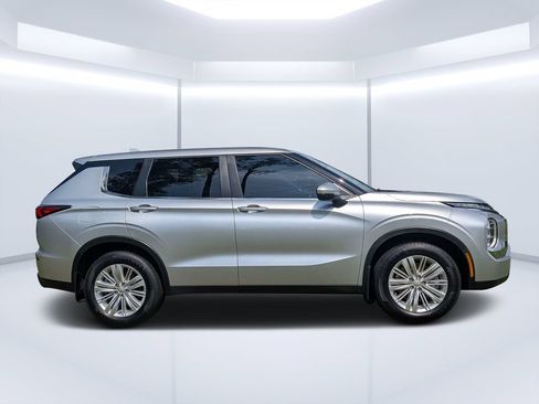Used 2024 Mitsubishi Outlander ES FWD image 2