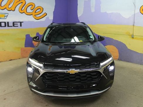 Used 2024 Chevrolet Trax LT w/ Driver Confidence Package FWD image 3