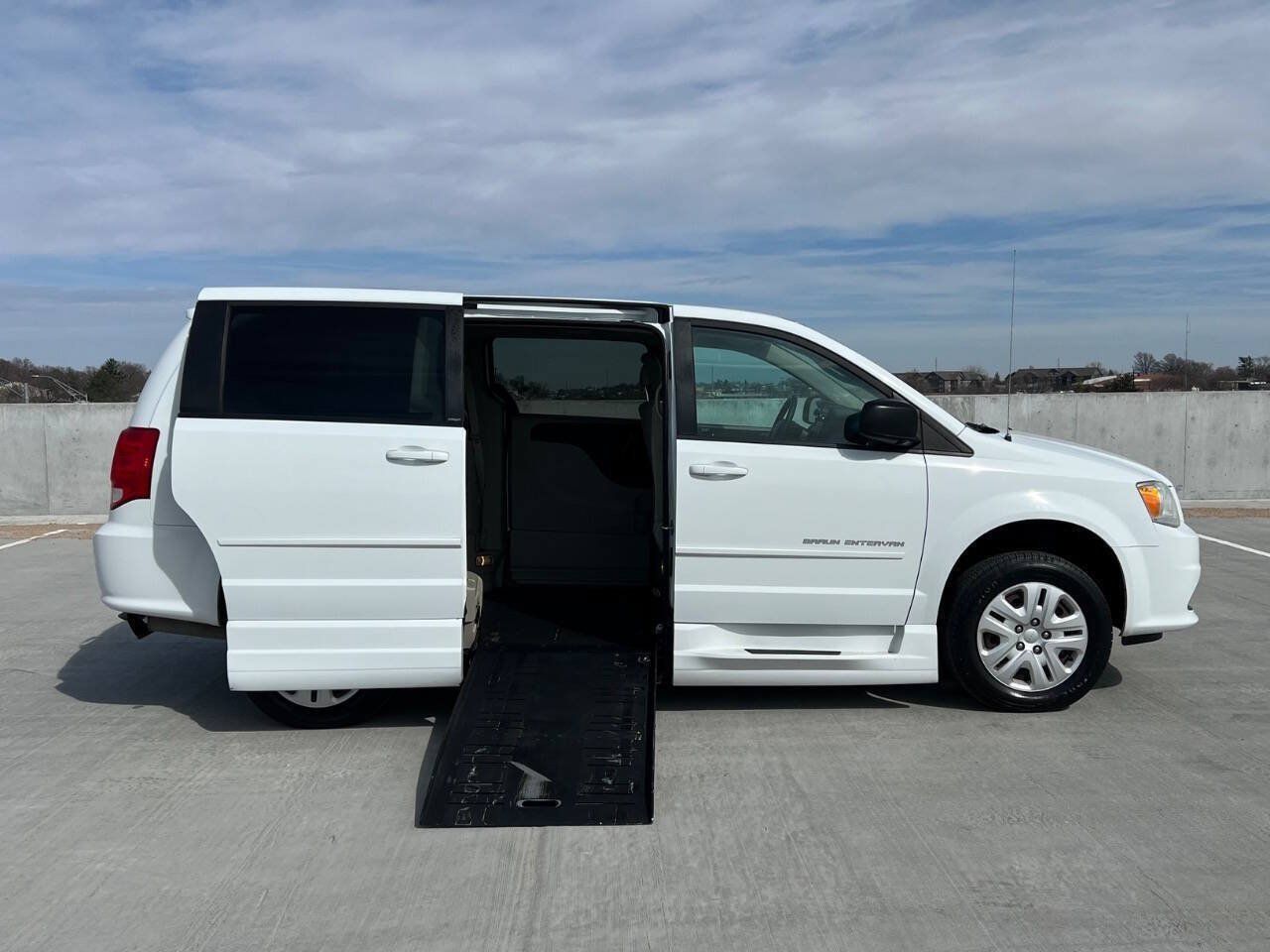 Used 2014 Dodge Grand Caravan SE w/ Quick Order Package 29E SE FWD image 2