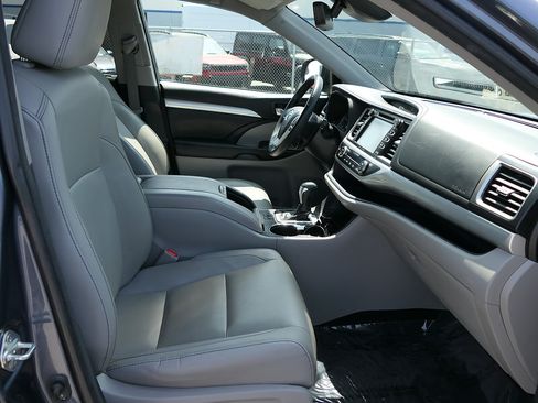 Used 2018 Toyota Highlander XLE FWD image 24