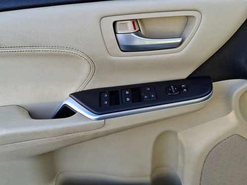 Used 2015 Toyota Camry XLE w/ Moonroof Package image 16