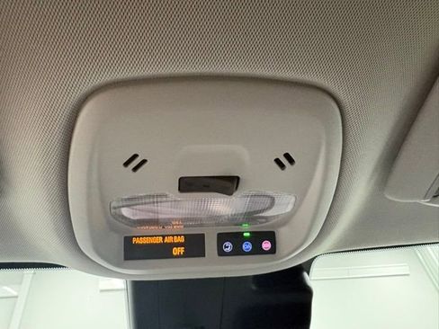 Used 2025 Chevrolet Trax LT image 32