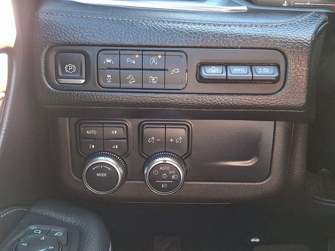 Used 2022 GMC Yukon XL Denali image 28