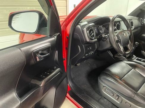 Used 2020 Toyota Tacoma TRD Sport w/ TRD Premium Sport Package AWD/4WD image 18