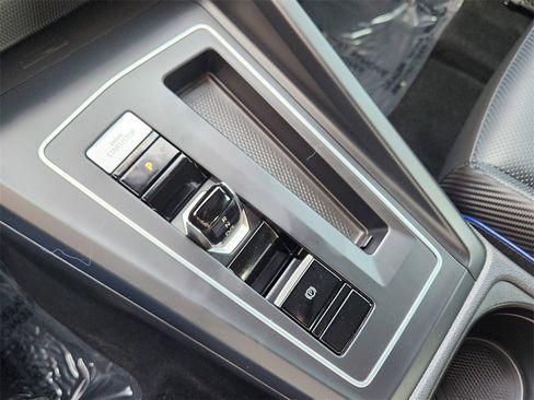 Used 2022 Volkswagen Golf R image 9