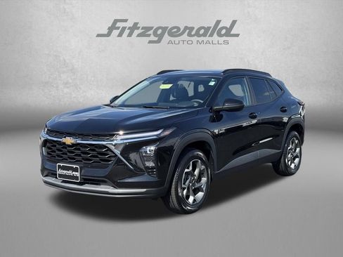 Used 2025 Chevrolet Trax LT FWD image 2