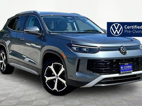 Used 2025 Volkswagen Tiguan SE FWD image 1