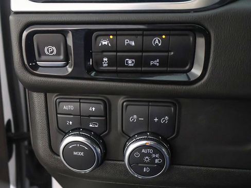 Used 2025 GMC Yukon XL Denali AWD/4WD image 46