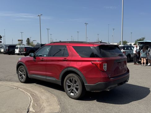 Used 2021 Ford Explorer XLT w/ Equipment Group 202A AWD/4WD image 3