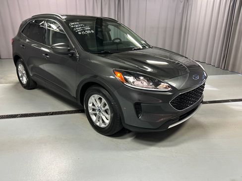 Used 2020 Ford Escape SE image 1