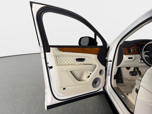 Used 2024 Bentley Bentayga Plug-In Hybrid image 36