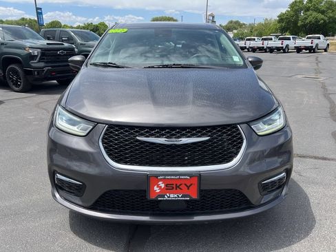 Used 2023 Chrysler Pacifica Touring-L FWD image 4