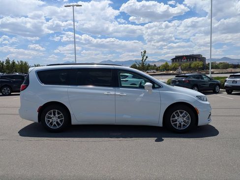Used 2022 Chrysler Pacifica Touring-L w/ Uconnect Theater Family Group FWD image 2