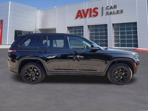 Used 2025 Jeep Grand Cherokee Altitude AWD/4WD image 5