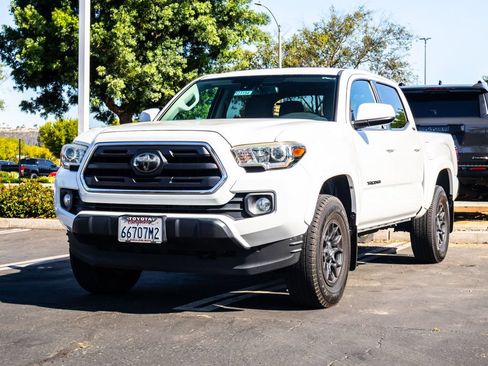 Used 2018 Toyota Tacoma SR5 RWD image 3
